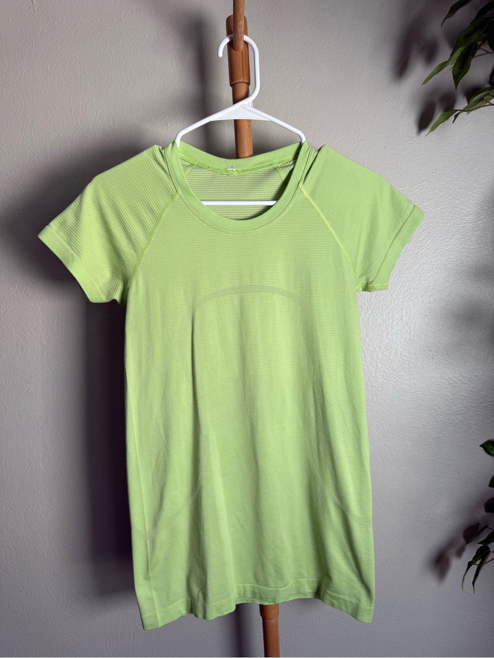 Lululemon Swiftly Short Sleeve Athletic Top Women’s Size 6 in Light Green